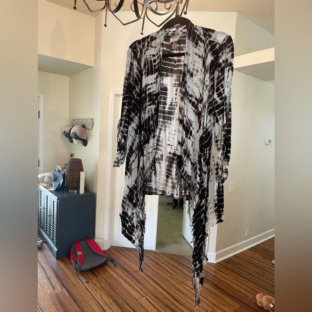 Lightweight black and white Tie Dye fly away top